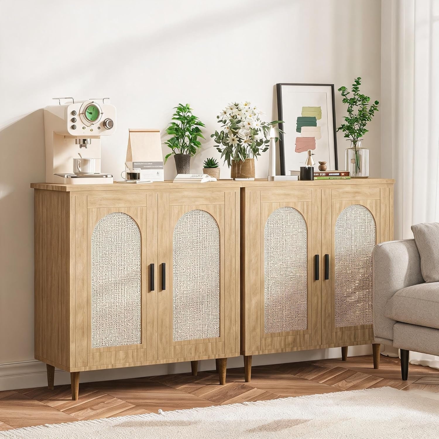 Buffet bas en rotin naturel avec pieds en bois massif, etageres reglables et grand espace de rangement compact