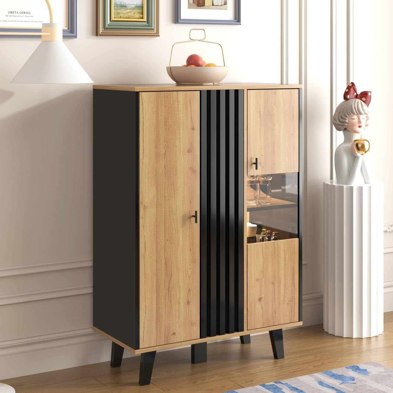 Bahut design noir avec vitrines transparentes, eclairage LED et panneaux decoratifs effet bois raye